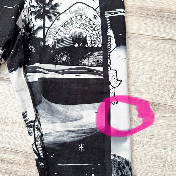 Reebok CrossFit Black White Stretchy Leggings with surfing unicorn shark print S - Picture 4 of 5